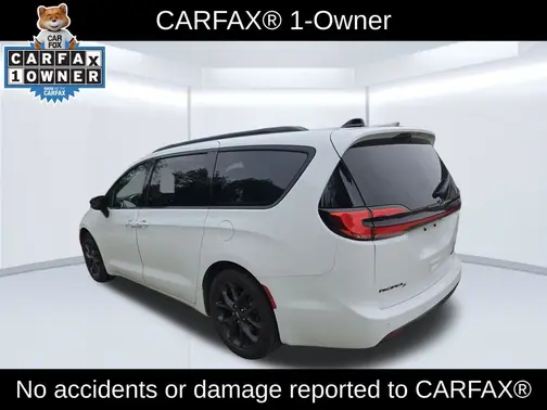 White 2025 Chrysler Pacifica Limited