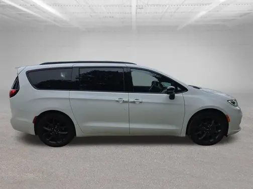 White 2025 Chrysler Pacifica Limited