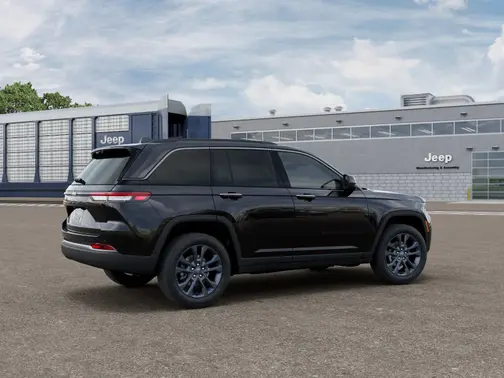 Diamond Black Crystal Pearl-Coat Exterior Paint 2026 Jeep Grand Cherokee