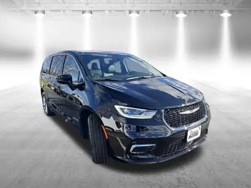 Diamond Black Crystal Pearl-Coat Exterior Paint 2026 Chrysler Pacifica Select