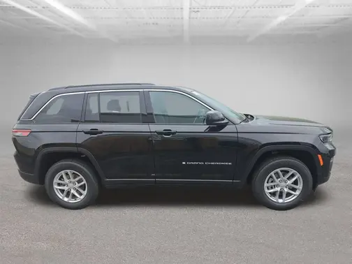 Diamond Black Crystal Pearl-Coat Exterior Paint 2026 Jeep Grand Cherokee Laredo