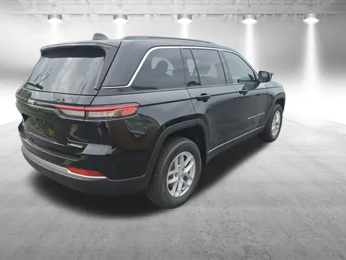 Diamond Black Crystal Pearl-Coat Exterior Paint 2026 Jeep Grand Cherokee Laredo