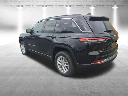 Diamond Black Crystal Pearl-Coat Exterior Paint 2026 Jeep Grand Cherokee Laredo