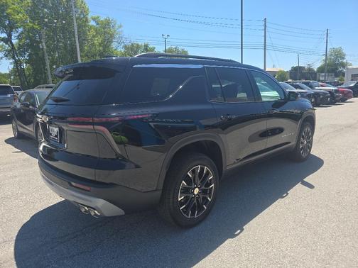 Mosaic Black Metallic 2026 Chevrolet Traverse LT