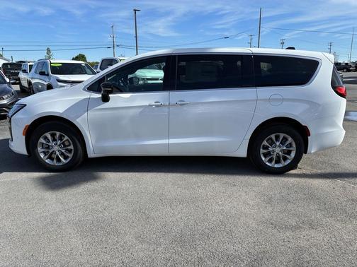 Bright White Clearcoat 2027 Chrysler Pacifica L