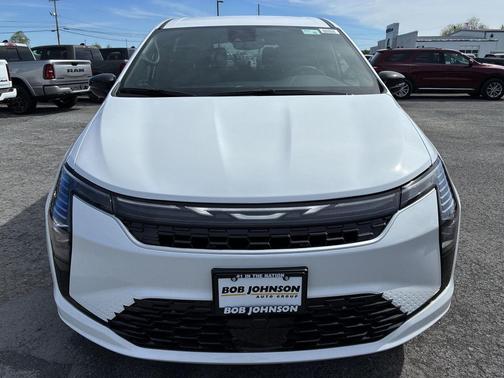 Bright White Clearcoat 2027 Chrysler Pacifica L
