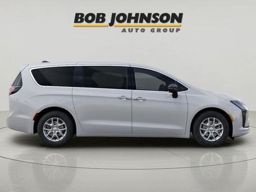 Bright White Clearcoat 2027 Chrysler Pacifica L