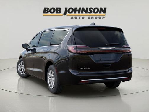 Diamond Black Crystal Pearlcoat 2025 Chrysler Pacifica L