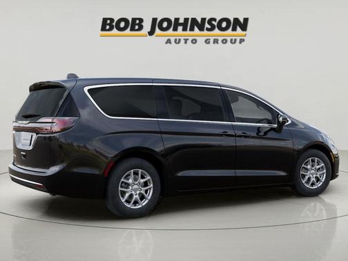 Diamond Black Crystal Pearlcoat 2025 Chrysler Pacifica L