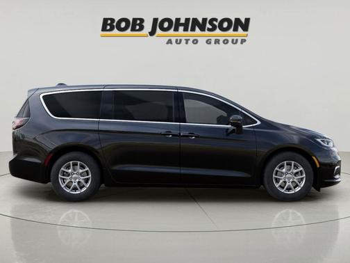 Diamond Black Crystal Pearlcoat 2025 Chrysler Pacifica L