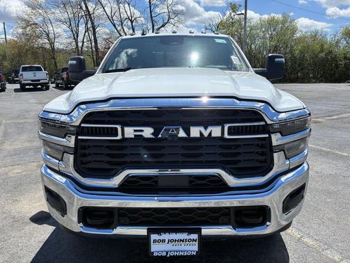 Bright White Clearcoat 2026 RAM 2500 Tradesman Crew Cab 4x4 6'4' Box