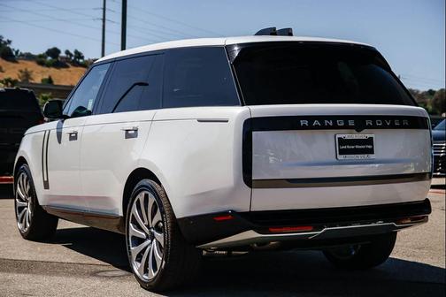 White 2026 Land Rover Range Rover P400 SE 7 Seat