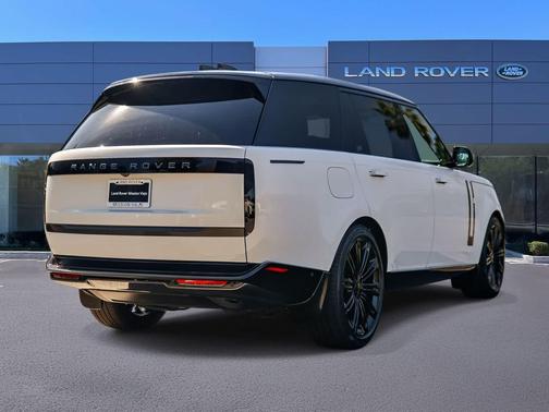 Fuji White 2026 Land Rover Range Rover P400 SE 7 Seat