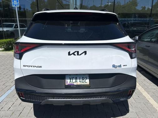 Glacial White Pearl 2025 Kia Sportage X-Line
