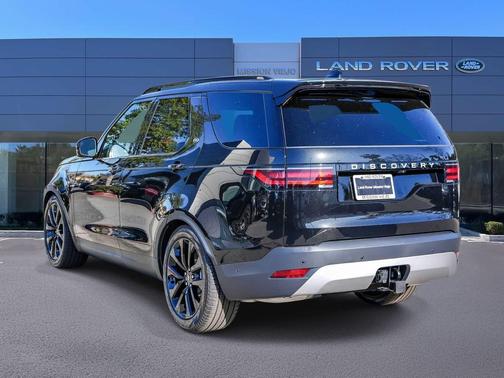 Santorini Black Metallic 2026 Land Rover Discovery S