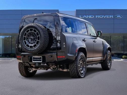 2026 Land Rover Defender P635 OCTA Black