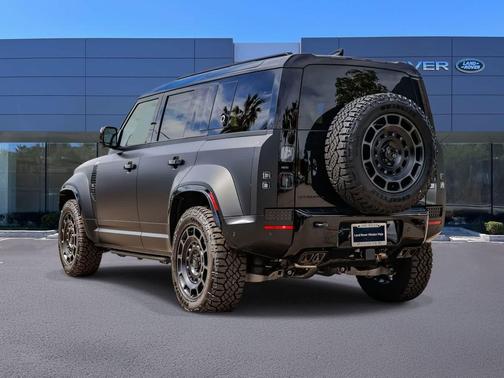 2026 Land Rover Defender P635 OCTA Black