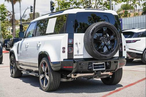 Fuji White 2026 Land Rover Defender P400 X-Dynamic SE