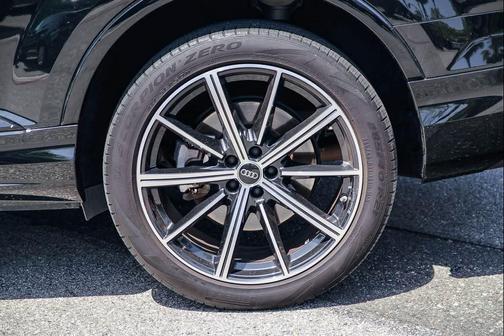Mythos Black Metallic 2022 Audi Q7 55 Premium Plus