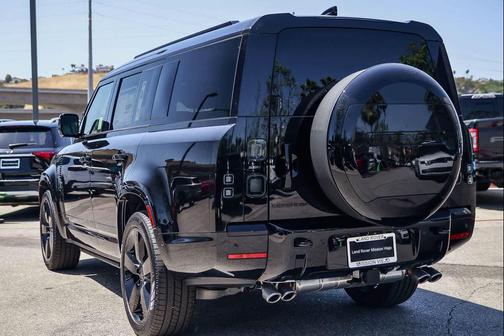Santorini Black Metallic 2026 Land Rover Defender V8