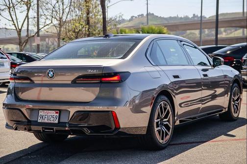 Oxide Grey Metallic 2024 BMW 740 740i