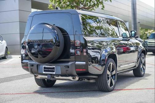 Santorini Black Metallic 2026 Land Rover Defender P400 X-Dynamic SE
