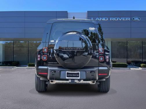 Santorini Black Metallic 2026 Land Rover Defender P400 X-Dynamic SE
