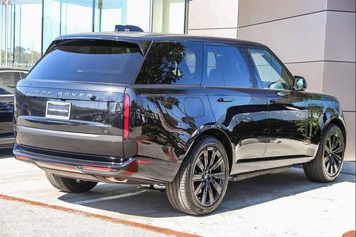 2026 Land Rover Range Rover P550e SE