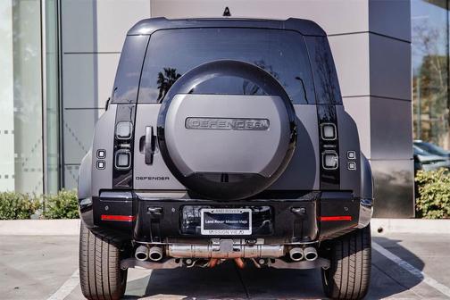2026 Land Rover Defender 110 V8