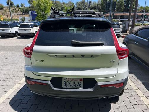 Crystal White Metallic 2019 Volvo XC40 T4 R-Design