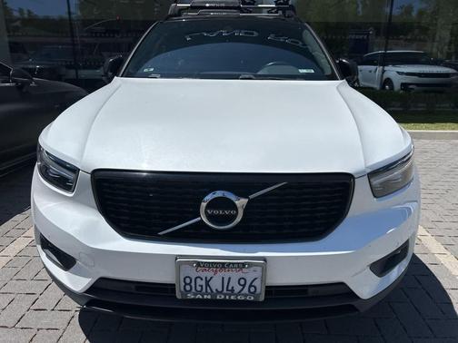 Crystal White Metallic 2019 Volvo XC40 T4 R-Design