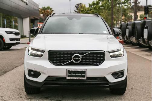 Crystal White Metallic 2019 Volvo XC40 T4 R-Design
