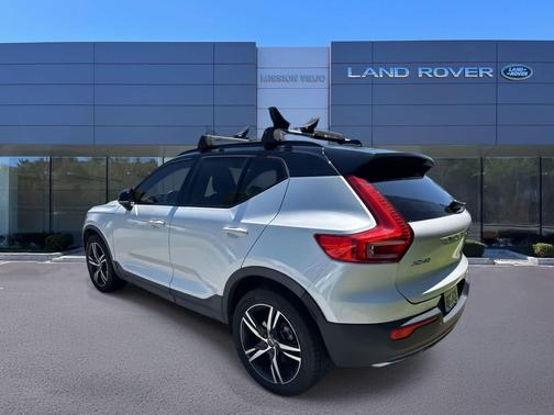 Crystal White Metallic 2019 Volvo XC40 T4 R-Design
