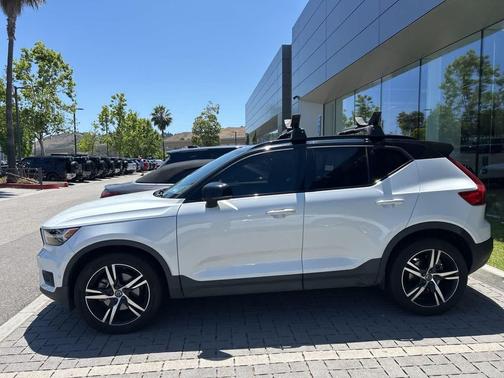 Crystal White Metallic 2019 Volvo XC40 T4 R-Design