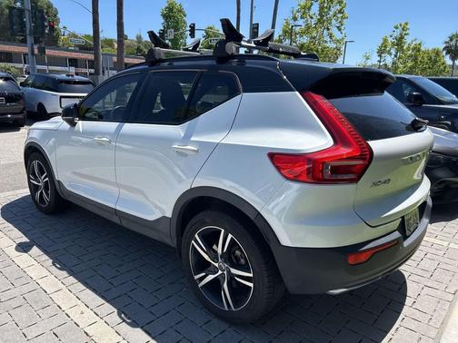 Crystal White Metallic 2019 Volvo XC40 T4 R-Design