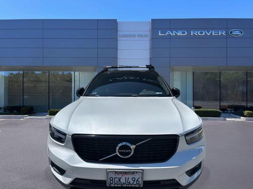 Crystal White Metallic 2019 Volvo XC40 T4 R-Design