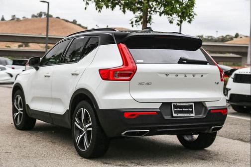 Crystal White Metallic 2019 Volvo XC40 T4 R-Design