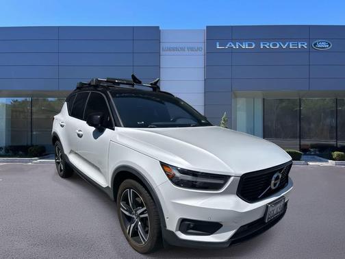 Crystal White Metallic 2019 Volvo XC40 T4 R-Design