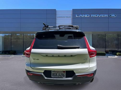 Crystal White Metallic 2019 Volvo XC40 T4 R-Design
