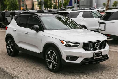 Crystal White Metallic 2019 Volvo XC40 T4 R-Design