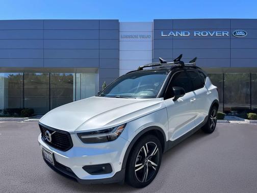 Crystal White Metallic 2019 Volvo XC40 T4 R-Design