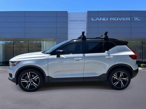 Crystal White Metallic 2019 Volvo XC40 T4 R-Design