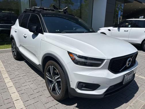 Crystal White Metallic 2019 Volvo XC40 T4 R-Design