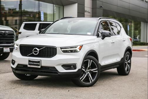 Crystal White Metallic 2019 Volvo XC40 T4 R-Design