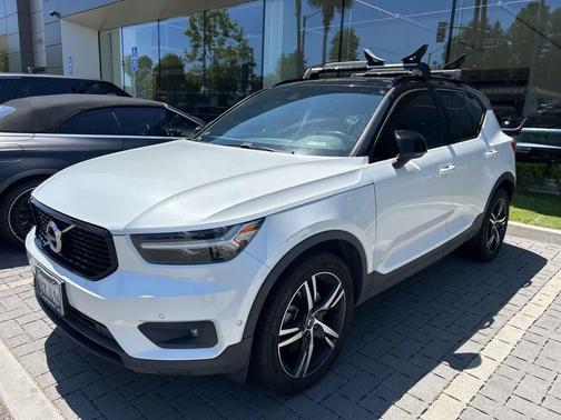 Crystal White Metallic 2019 Volvo XC40 T4 R-Design