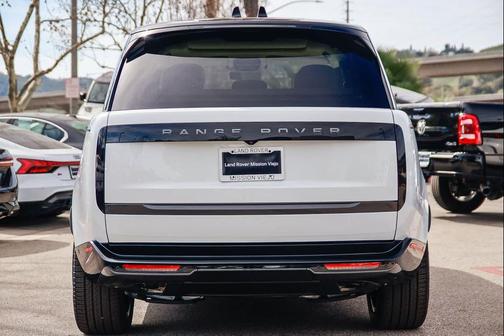 2026 Land Rover Range Rover P550e SE