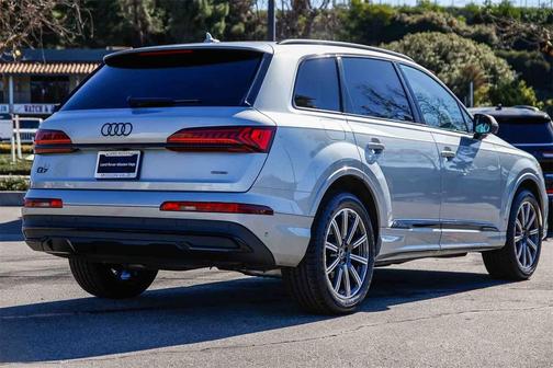 2023 Audi Q7 45 Premium Plus