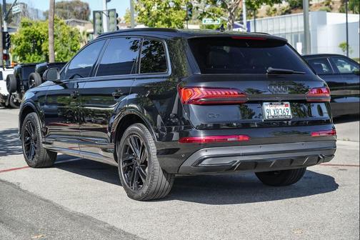 Mythos Black Metallic 2023 Audi Q7 45 Premium