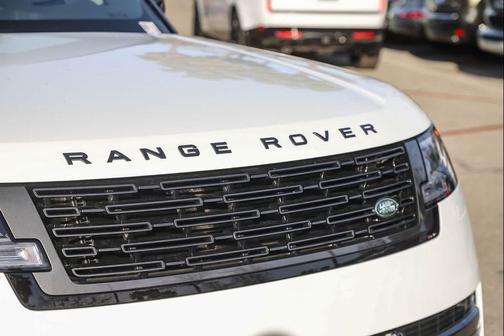 2026 Land Rover Range Rover P550e SE