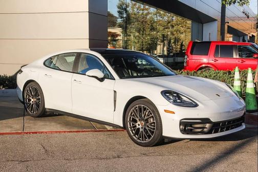 2023 Porsche Panamera 4 Platinum Edition